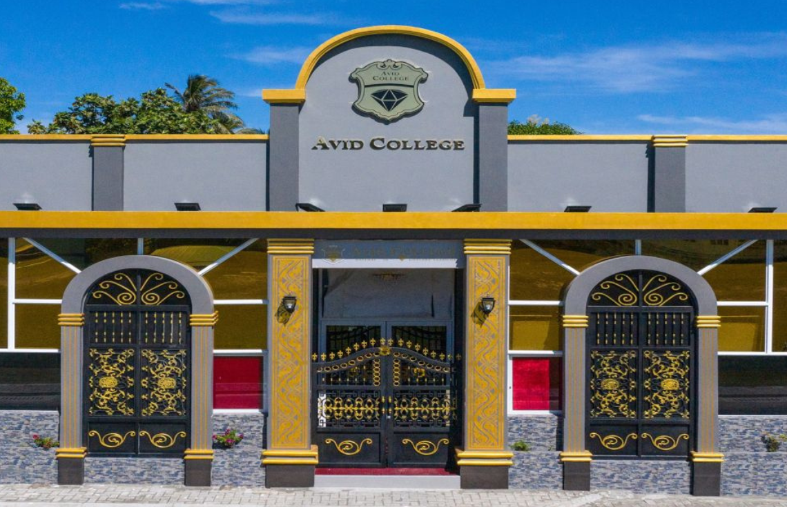 އެވިޑް ކޮލެޖުން ލަންކާގައި ޤަވާއިދާ ޚިލާފަށް ކޯސްތަކެއް ހިންގި މައްސަލައެއް ފެންމަތިވެއްޖެ