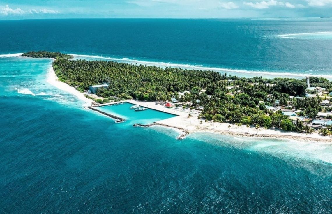 ކިނޮޅަސް ކައިރި ކަނޑުމަތިން މަރުވެފައި އޮތް މީހެއްގެ ހަށިގަނޑު ފެނިއްޖެ