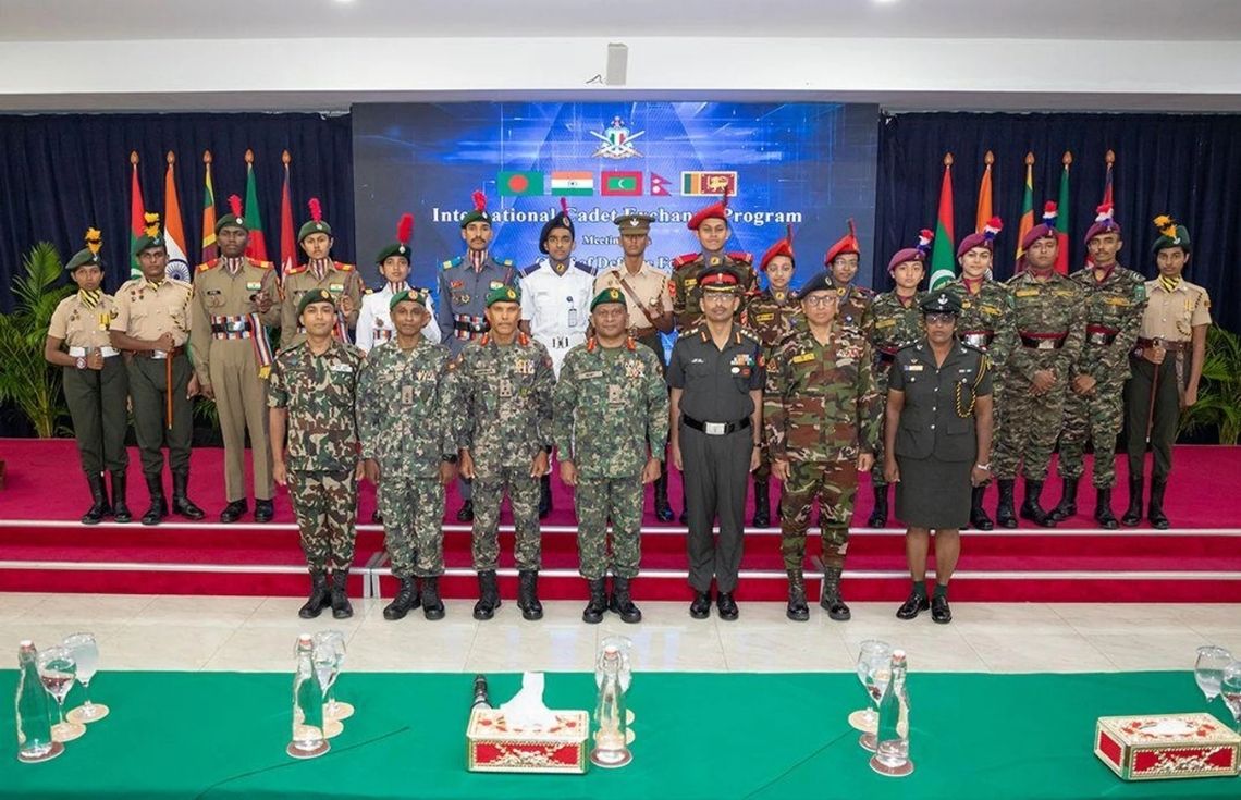 އިންޓަނޭޝަނަލް ކެޑޭޓް އެކްސްޗޭންޖް ޕްރޮގްރާމުގެ ކެޑޭޓުންނާ، ޗީފް އޮފް ޑިފެންސް ފޯސް ބައްދަލުކުރައްވައިފި