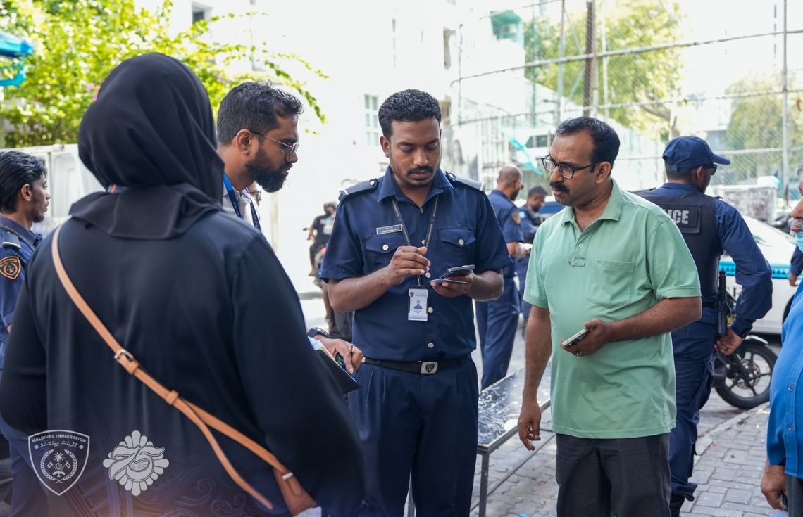 މާލޭގައި ހިންގަމުންދިޔަ 4 ވިޔަފާރިއެއް ބަލައިފާސްކޮށް، 1 ބިދޭސީއަކު އިމިގްރޭޝަންގެ ބެލުމުގެ ދަށަށް ގެންގޮސްފި