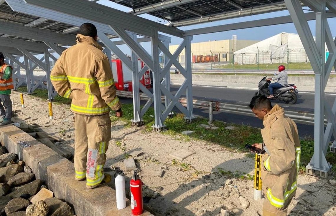 ހައިވޭގައި ހުރި ސޯލަރ ޕެނަލެއްގައި ރޯވި އަލިފާން ހުޅުމާލޭ ފަޔަރ ސްޓޭޝަނުން ނިއްވާލައިފި