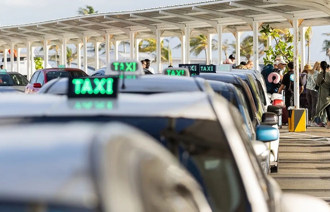 ވީއައިއޭގެ ޓެކްސީ ކިއުގައި ހަމަނުޖެހުން ހިންގި މައްސަލައެއް ފުލުހުން ބަލަނީ