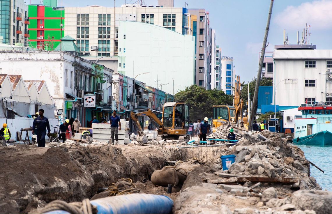ބޭރުމަގުގެ ދެވަނަ ސެގްމަންޓް: 48 މީޓަރުގެ ސަރަޙައްދެއް ޝީޓް ޕައިލްކޮށް ފެން ހޮޅި އެޅުމުގެ %50 މަސައްކަތް ނިމިއްޖެ