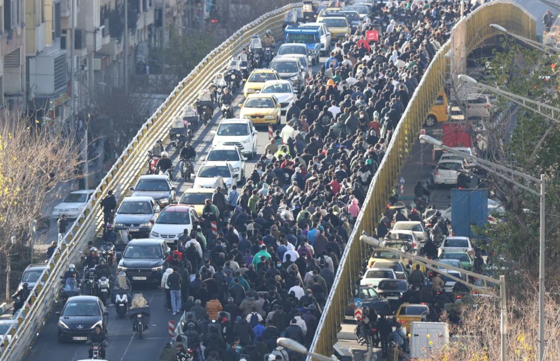 ދިރިއުޅުމުގެ ޚަރަދުތައް ބޮޑުވެ އިރާންގެ ރައްޔިތުން މަގުތަކަށް ނުކުމެ މުޒާހަރާ ކުރަނީ