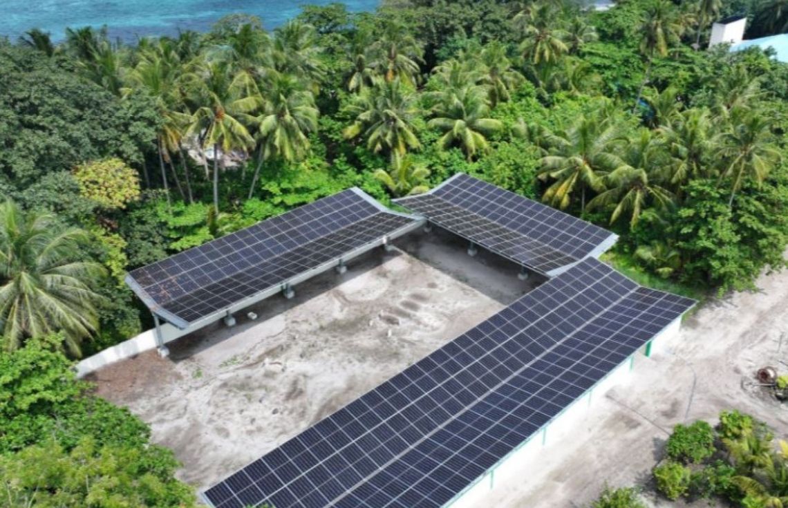 ބ. ފެހެންދޫގައި ސޯލާ-ޑީސަލް ހައިބްރިޑް ނިޒާމެއް ޤާއިމުކުރަނީ: އަހަރަކު 1 ލައްކައަށްވުރެ ގިނަ ލީޓަރުގެ ޑީސަލް ސަލާމަތްކުރެވޭނެ