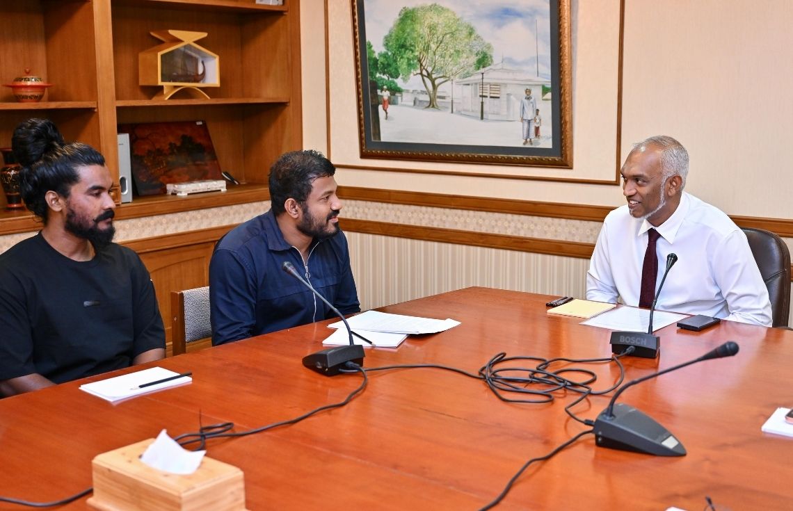 ވިޔަފާރި ބަނދަރުގެ ލޮރީ ޑްރައިވަރުންނާ ބައްދަލުކުރައްވައި، ދަތިތަކަށް ހައްލު ހޯއްދަވައިދެއްވާނެކަމުގެ ޔަގީންކަން ރައީސް މުޢިއްޒު ދެއްވައިފި