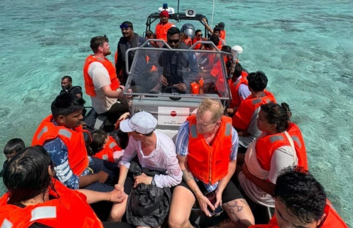 72 މީހުންނާއެކު ދަތުރުކުރި ފެރީއެއް އެނބޫދޫ ފަރަށް އަރައިފި: ފުލުހުން އެހީތެރިކަން ފޯރުކޮށްދީފި