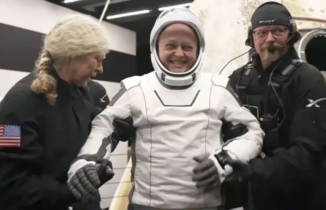 ޞިއްޙީ މައްސަލައަކާ ގުޅިގެން ސްޕޭސްއެކްސްގެ ކްރޫ-11 ގެ އެސްޓްރޮނޯޓުން ކާމިޔާބުކަމާއެކު  އެނބުރި އަތުވެއްޖެ