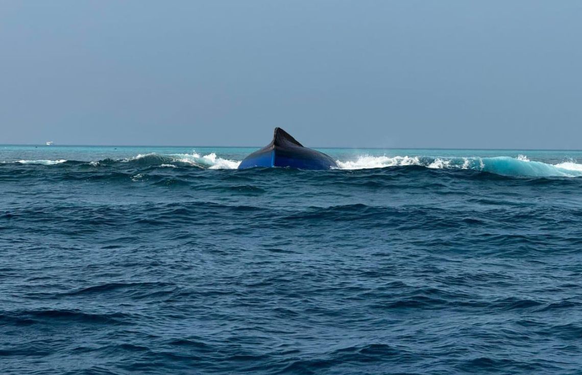 "ބަލްމާ-6" ބޯޓު ބަންޑުން ޖަހާލައި، ދެ މީހަކު ގެއްލިގެން ހޯދަން ފަށައިފި