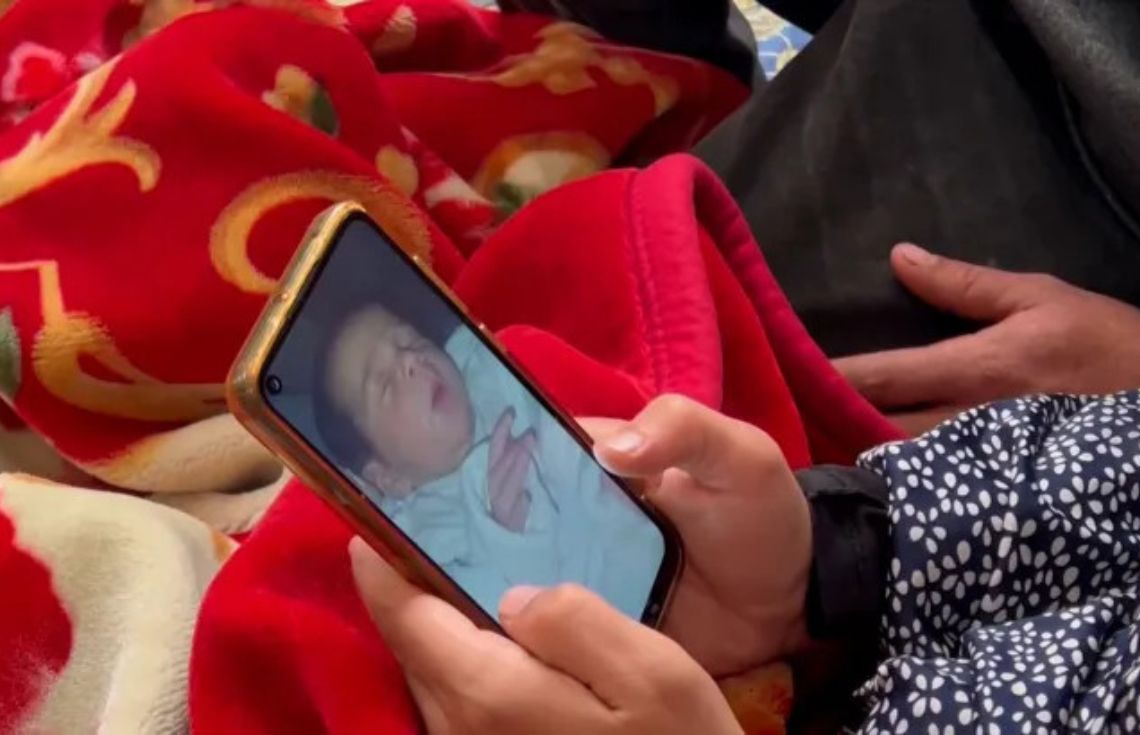 ޣައްޒާގައި ފިނިގަދަވުމުގެ ސަބަބުން ފޭލިގެއެއްގެ ތެރޭގައި އަނެއްކާވެސް ތުއްތު ކުއްޖަކު ޝަހީދުވެއްޖެ