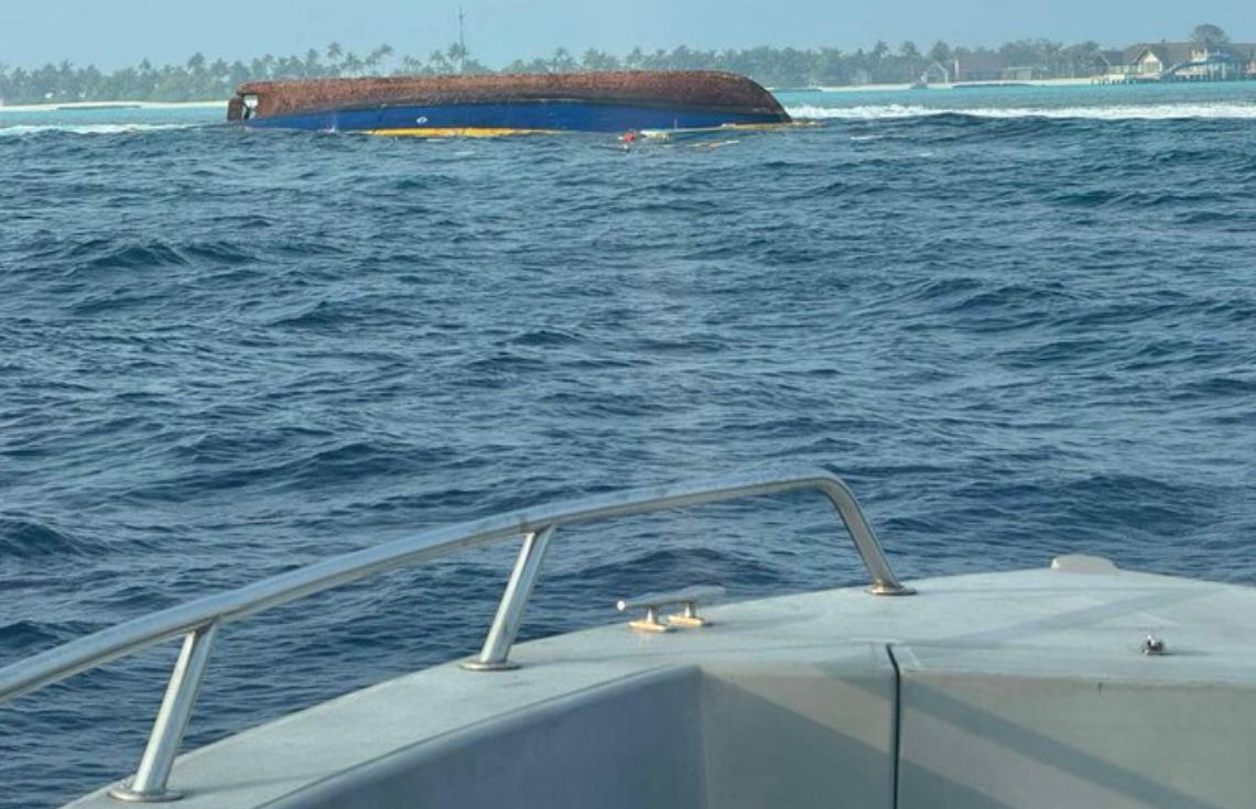 ބަންޑުން ޖަހާލި ބޯޓުގެ ބައިތައް އޮޔާދަނީ، ރޭގަނޑު ދަތުރުކުރާއިރު ސަމާލުވުމަށް އިލްތިމާސްކޮށްފި