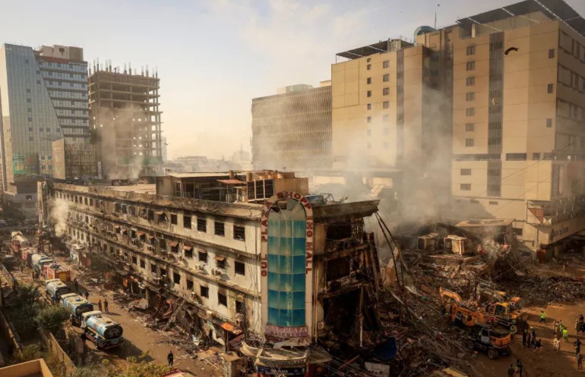 ކަރާޗީގެ ގުލް ޕްލާޒާގައި ހިނގި އަލިފާނުގެ ހާދިސާގައި ގިނަ ބަޔަކު މަރުވުމާ ގުޅިގެން ރައީސް މުޢިއްޒު ތައުޒިޔާ ފޮނުއްވަވައިިފި