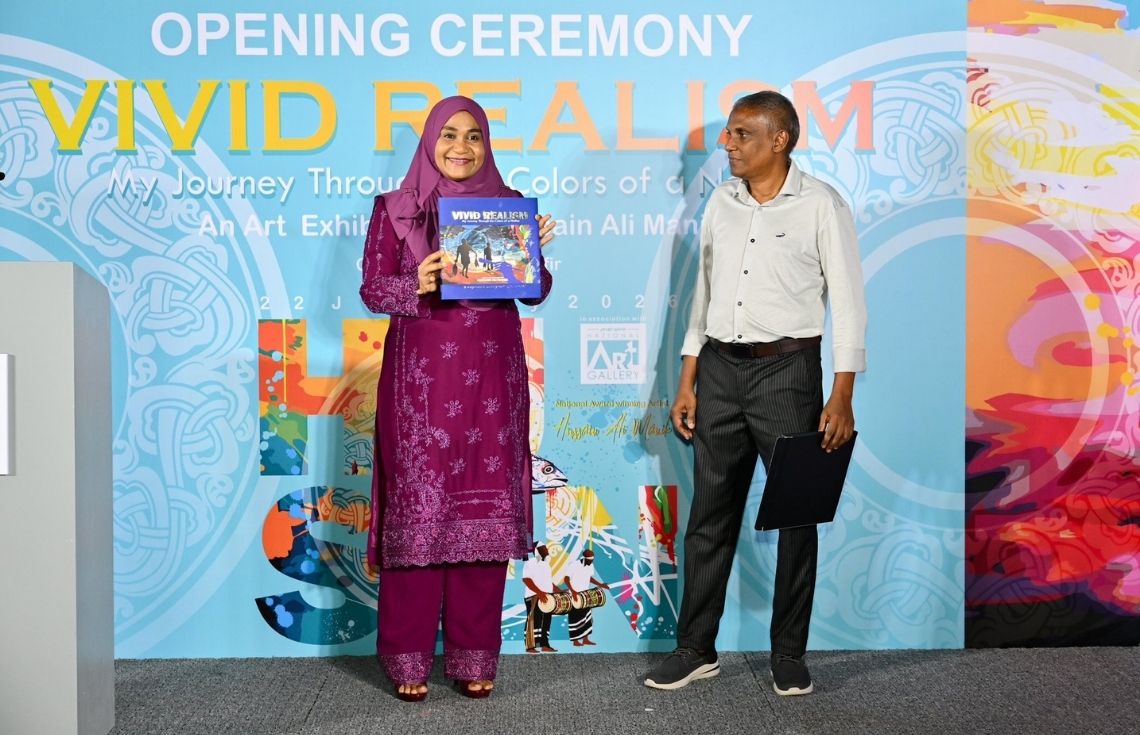 "ވިވިޑް ރިއަލިޒަމް–ބައި ޙުސައިން" ގެ ނަމުގައި ކުރިއަށްގެންދާ ކުރެހުމުގެ މައުރަޒު މެޑަމް ސާޖިދާ އިފުތިތާޙުކޮށްދެއްވައިފި