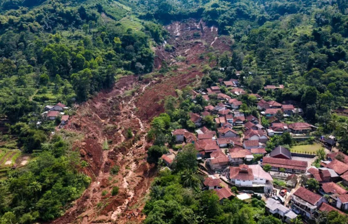 އިންޑޮނޭޝިއާގެ ހުޅަނގު ބަންޑުންގްއަށް ކުރިމަތިވި ބިންގަނޑު ކަނޑައިގެން ދިއުމުގެ ހާދިސާއެއްގައި ހަތް މީހުން މަރުވެ ގިނަ ބަޔަކު ގެއްލިއްޖެ