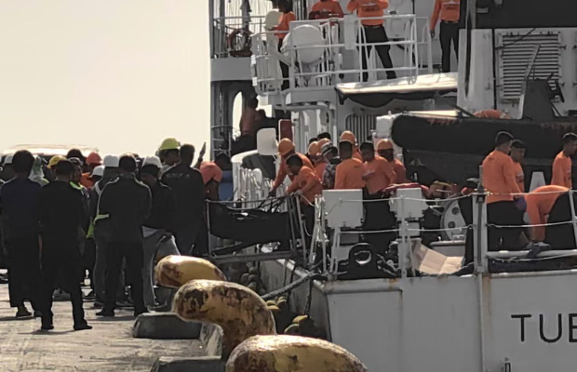 ފިލިޕީންސްގައި 350 އަށްވުރެ ގިނަ މީހުންނާއެކު ދަތުރުކުރި ފެރީއެއް ބަންޑުން ޖަހާލައި 18 މީހުން މަރުވެއްޖެ