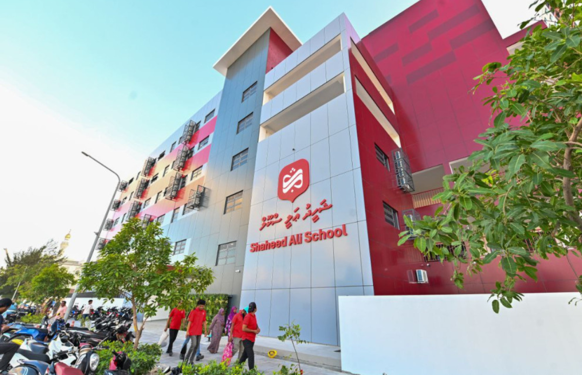 މި އަހަރު ގްރޭޑު އެކަކަށް ވަތް ކުދިންގެ ތިންބައިކުޅަ އެއްބަޔް ވުރެ ގިނަ ކުދިން ދާނީ މާލޭގެ ސްކޫލްތަކަށް