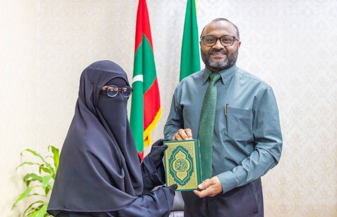 އިސްލާމީ ކަންތައްތަކާ ބެހޭ ވަޒީރު، އަލްޙާފިޡާ އަމަތުއްރަޙްމާން ބިންތި ޢަބްދުﷲ އާއި ބައްދަލުކުރައްވައިފި