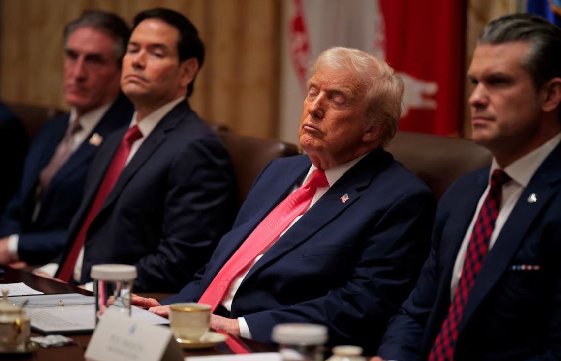 ކެބިނެޓް ބައްދަލުވުމެއްގައި ނިދިފައި އިން ކަމަށް ދެކެވޭ ވާހަކަތައް ޓްރަމްޕް ދޮގުކުރައްވައިފި