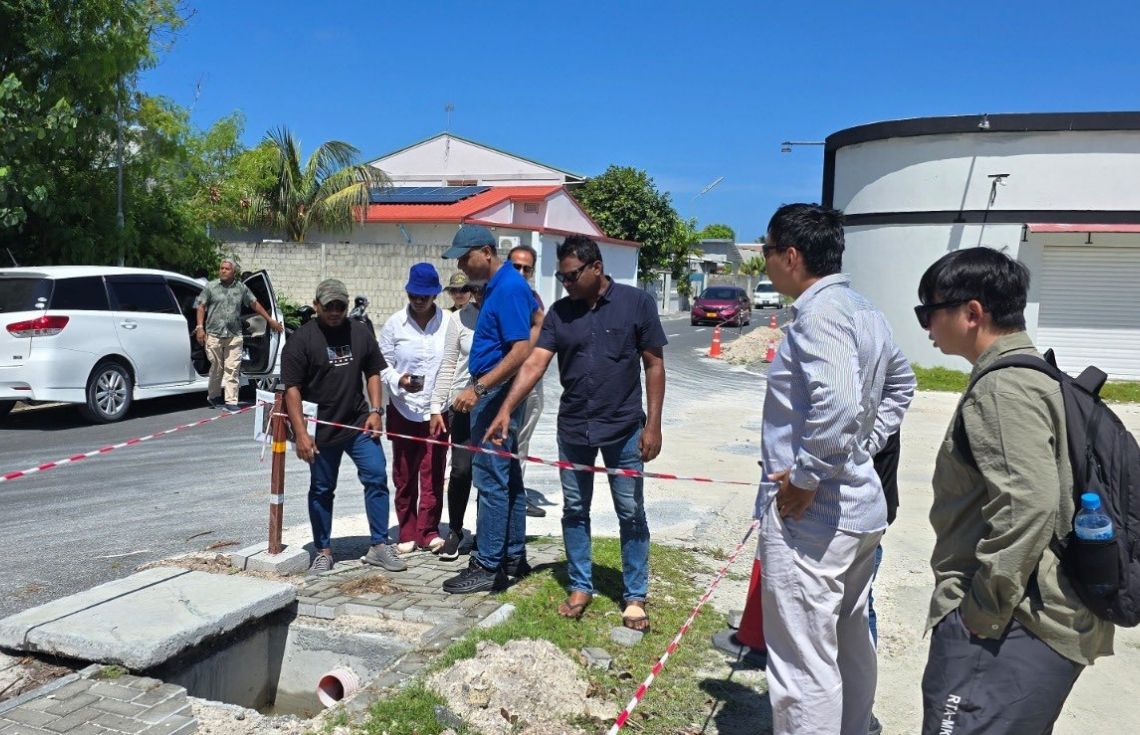 ސޯލާ މަޝްރޫޢުތައް ކުރިއަށްދާގޮތް ބެލުމަށް ވޯލްޑް ބޭންކުގެ ވަފުދެއް އައްޑޫ އާއި ފުވައްމުލަކަށް ޒިޔާރަތްކޮށްފި