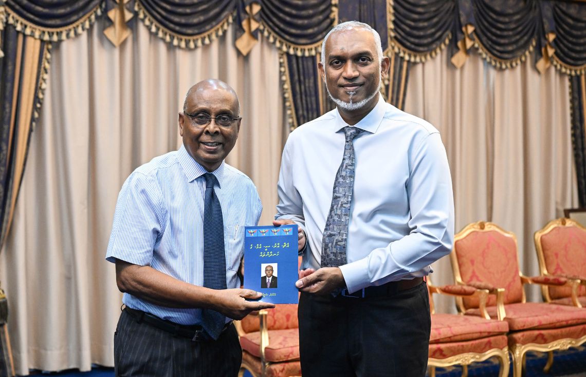 އެޗް.އާރު.ސީ.އެމް. ގެ ފުރަތަމަ ރައީސް ލިއުއްވި ފޮތް ރައީސުލްޖުމްހޫރިއްޔާއަށް ހަދިޔާ ކުރައްވައިފި