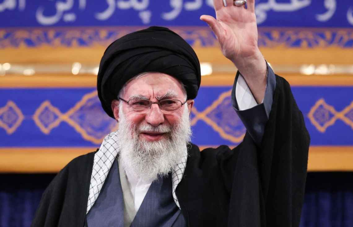 އެމެރިކާއިން ހަމަލާދީފިނަމަ މުޅި ސަރަހައްދަށް ހަނގުރާމަ ފެތުރޭނެ ކަމުގެ އިންޒާރު އީރާނުގެ ރޫހާނީ ލީޑަރު ދެއްވައިފި