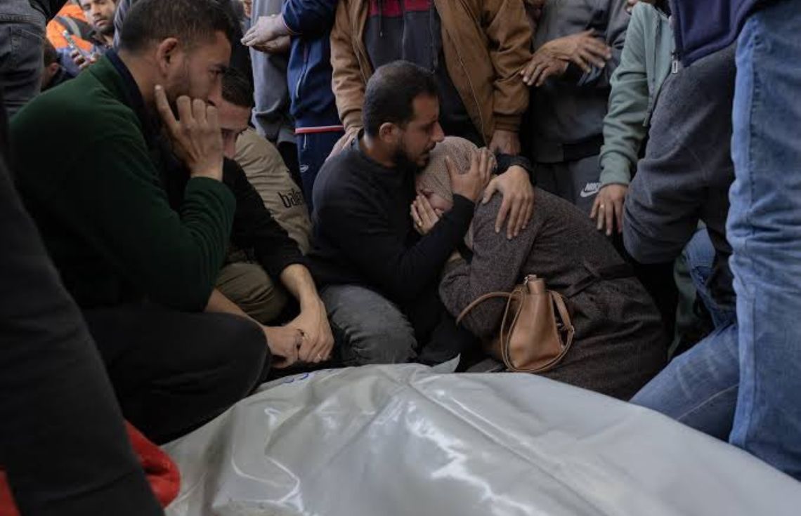 ޣައްޒާއަށް އިޒްރާއީލުން ދިން ހަމަލާތަކެއްގައި 18 މީހުން ޝަހީދުވެއްޖެ، އޭގެ ތެރޭގައި 5 މަހުގެ ތުއްތު ކުއްޖަކު ހިމެނޭ