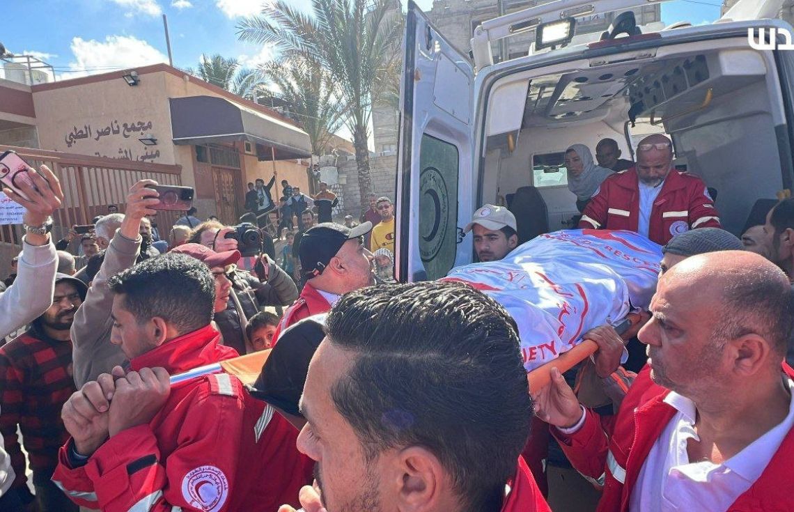 ޣައްޒާގައި ހާލުގައި ޖެހިފައިވާ މީހުން ތިބި ފޭލިގެއަކަށް އިޒްރޭލުން ދިން ހަމަލާއެއްގައި ޕެރާމެޑިކަކު ޝަހީދުކޮށްލައިފި