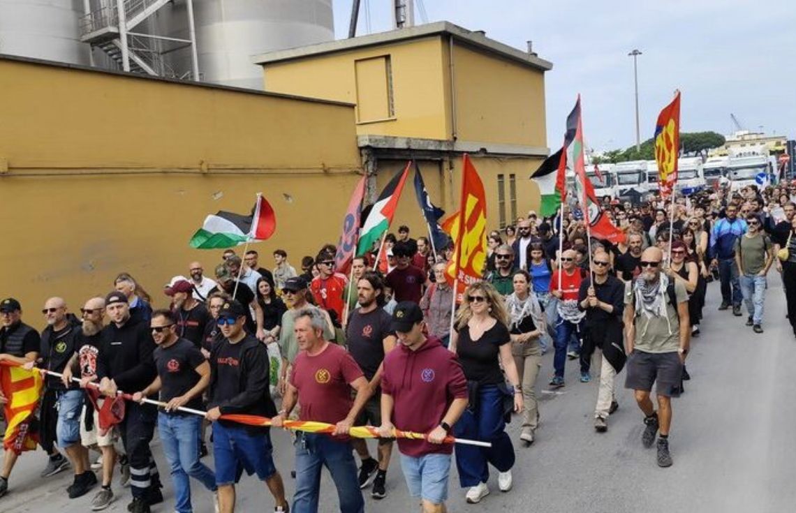 އިޒްރޭލަށް ހަތިޔާރު އުފުލާ އުޅަނދުތަކާ ދެކޮޅަށް އިޓަލީގެ ބަނދަރުގައި މަސައްކަތްކުރާ މުވައްޒަފުން އިހުތިޖާޖުކޮށް މަސައްކަތް ހުއްޓާލައިފި