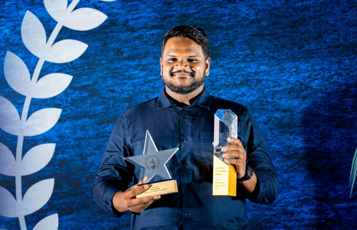 މިދިޔަ އަހަރުގެ އެންމެ މޮޅު ކުރިކެޓު ކުޅުންތެރިޔާގެ މަޤާމު ރިޒާންއަށް