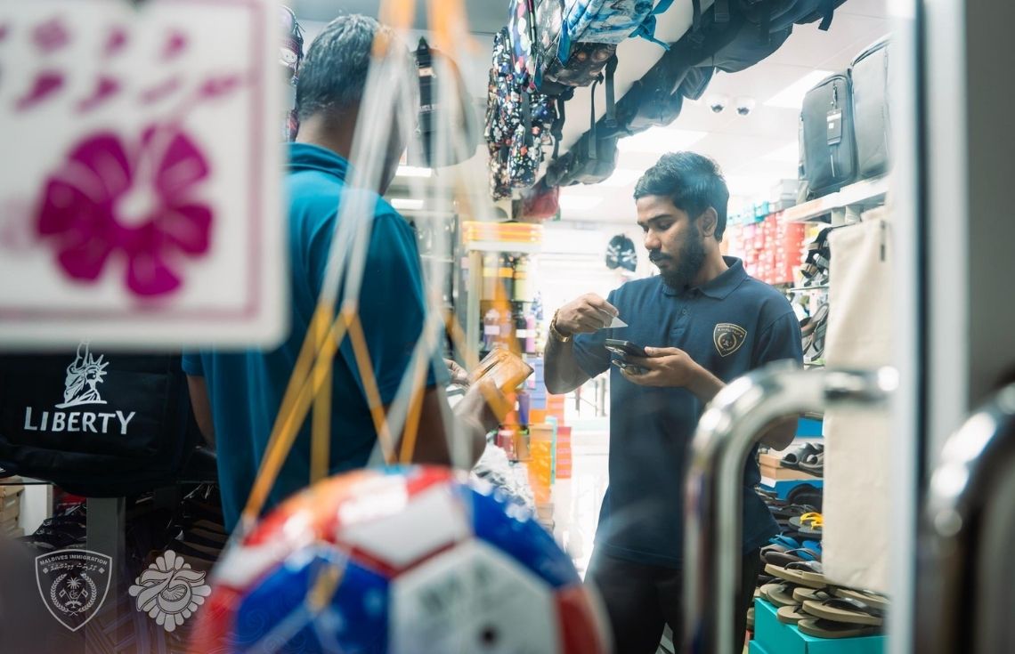 ހިޔާ ފްލެޓު ސަރަޙައްދުގައި ޤަވާއިދާ ޚިލާފަށް މަސައްކަތް ކުރަމުންދިޔަ 10 ބިދޭސީއަކު އިމިގްރޭޝަންގެ ބެލުމުގެ ދަށަށް