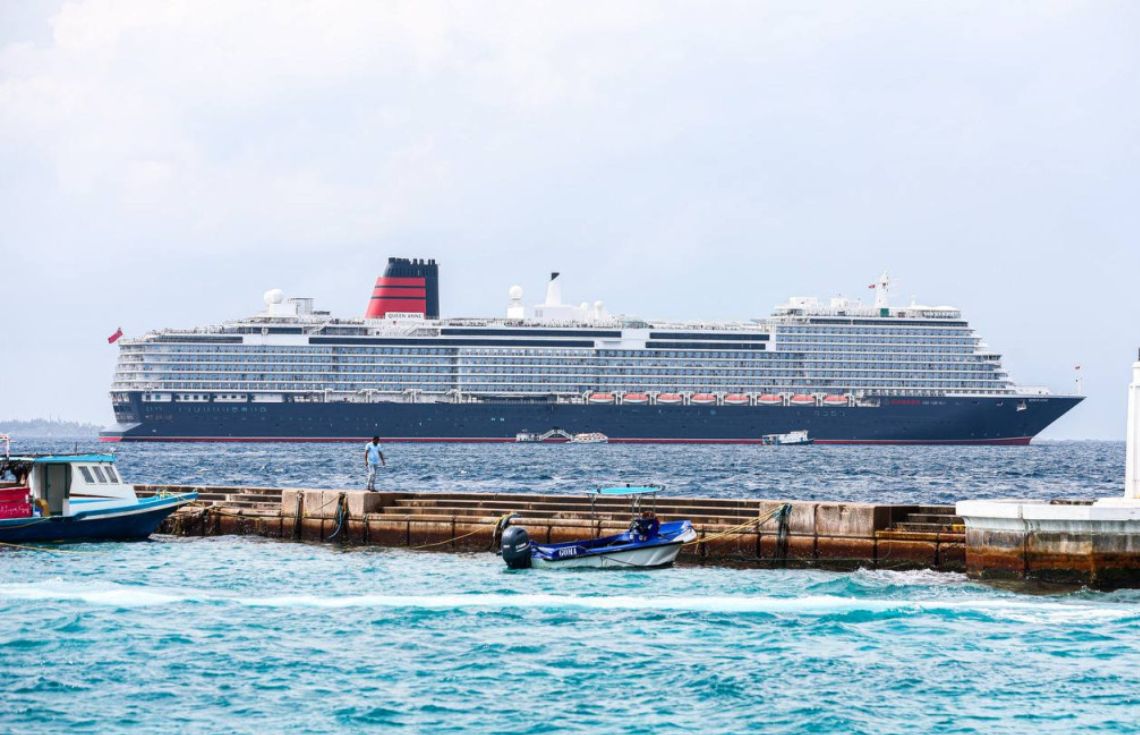 ފުރަތަމަ ފަހަރަށް 'ކްއީން އޭން' ރާއްޖެއަށް: 2،600 އަށްވުރެ ގިނަ ފަތުރުވެރިން މާލެއަށް ފައިބައިފި