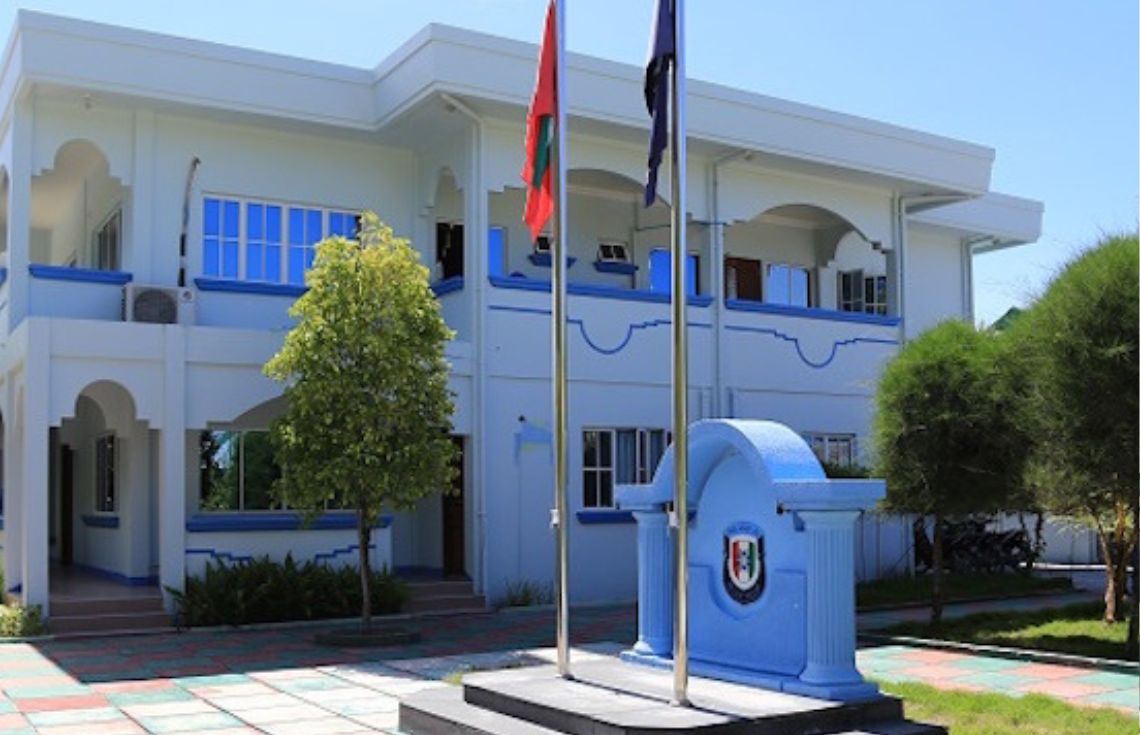 100 އަށްވުރެ ގިނަ ފުލުހުންގެ މަރުކަޒަށް އިންޓަނެޓް ހިދުމަތް ދޭނެ ބަޔަކު ހޯދަނީ