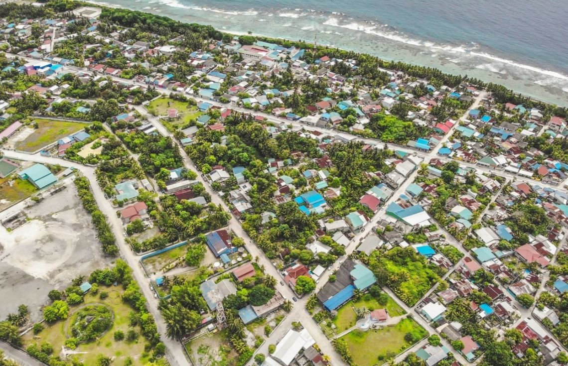 އައްޑޫ ސިޓީގައި އެމްބިއުލާންސަކާއި ކާރެއް ޖެހި އެކްސިޑެންޓެއް ހިނގައިފި