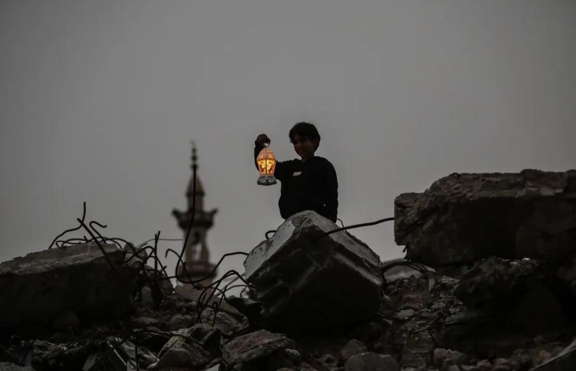 އިޒްރާއީލުގެ އުދުވާނަށް ދެ އަހަރުވީއިރު، ޣައްޒާގެ ރައްޔިތުން ރަމަޟާން މަހަށް ތައްޔާރުވަނީ އަމިއްލައަށް ތައްޔާރުކުރި ފާނޫޒުތަކާއެކު