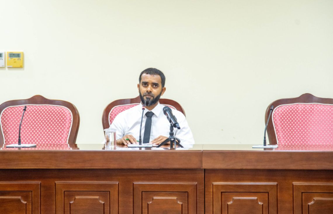 އިލެކްޝަންސް ކޮމިޝަންގެ މެންބަރުކަމަށް އަލްއުސްތާޛު ރިފްޢަތު ޢަބްދުﷲ އައްޔަންކުރުމަށް މަޖިލީހުން ފާސްކޮށްފި