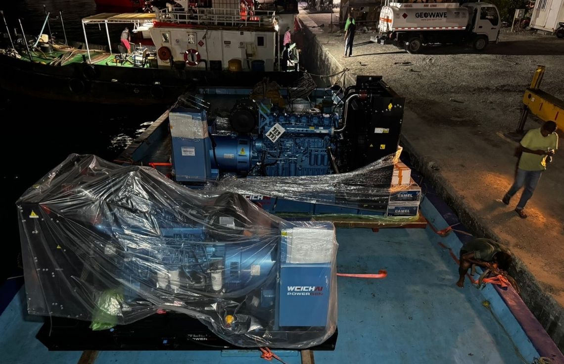 ލ. އަތޮޅުގެ ދެ ރަށެއްގެ ކަރަންޓް ޚިދުމަތް ރަނގަޅު ކުރުމަށް ދެ ޖަނަރޭޓަރު ގެންދަނީ