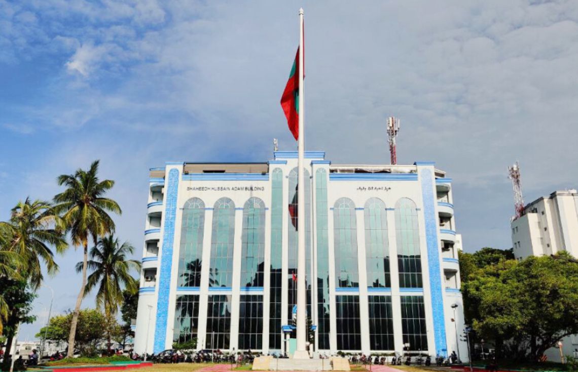 އޮޅިގެން އެހެން މީހަކާ ހަވާލުކުރެވުނު 94,000 ރުފިޔާ ފުލުހުން ހޯދައި ވެރިފަރާތާ ހަވާލުކޮށްފި