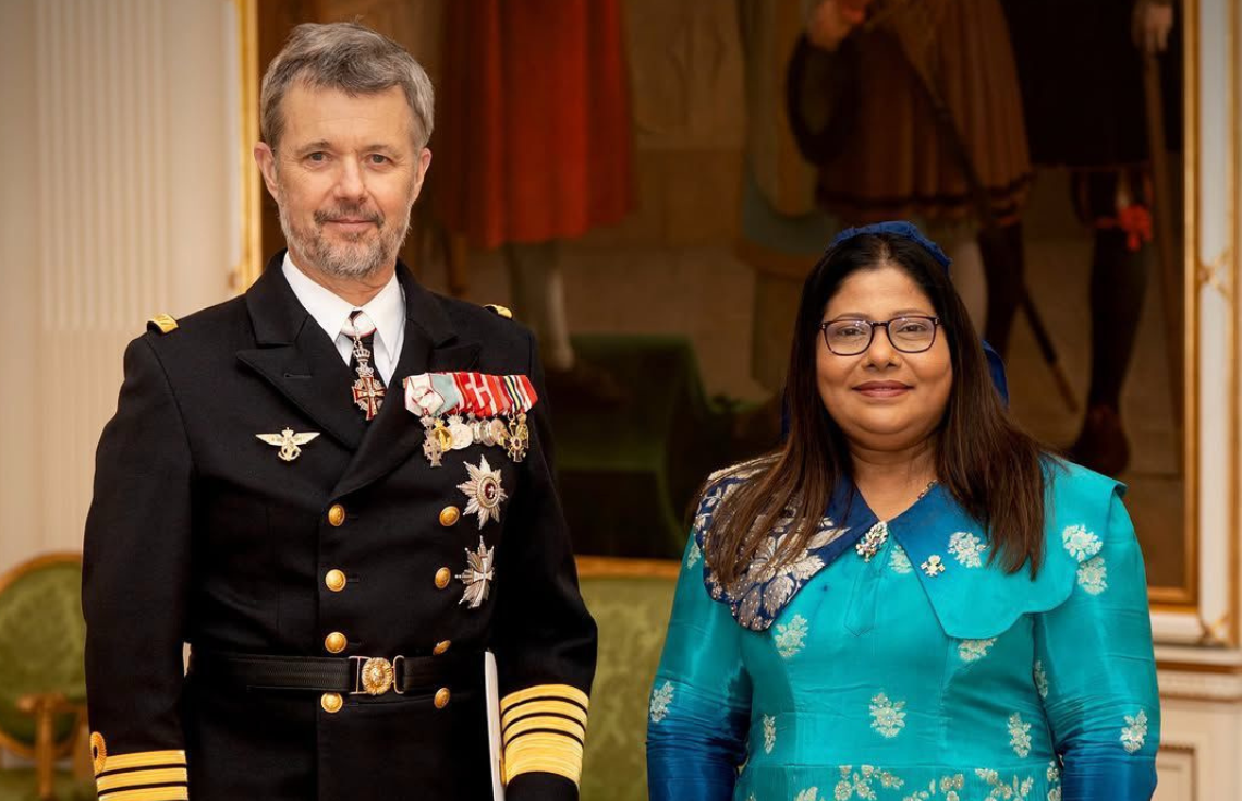 ޑެންމާކަށް ކަނޑައެޅުއްވި އައު ސަފީރުގެ ފަތްކޮޅު ރަސްގެފާނަށް އަރުއްވައިފި