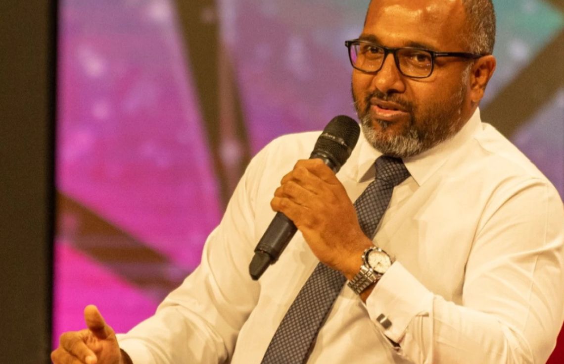 އެމްޑީޕީގެ އިސް ދެބޭފުޅަކު ވަޒީރު އިޙްސާންގެ އާއިލާގެ ވީޑިއޯއެއް ނަގައި ސޯޝަލް މީޑިއާއަށް ލުން ކުށްވެެރިކުރައްވައިފި