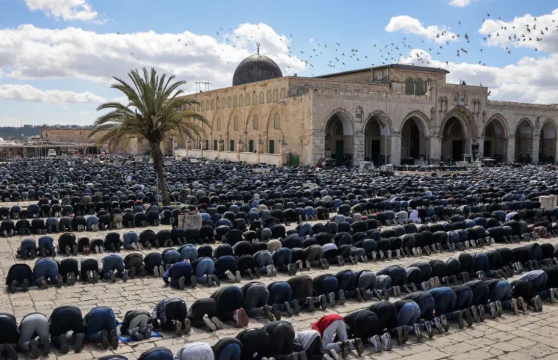 އިޒްރާއީލުގެ ހުރަސްތަކާއެކުވެސް ރަމަޟާން މަހުގެ ދެވަނަ ހުކުރުގައި 100،000 މީހުން މަސްޖިދުލް އަޤްޞާގައި ނަމާދުކޮށްފި