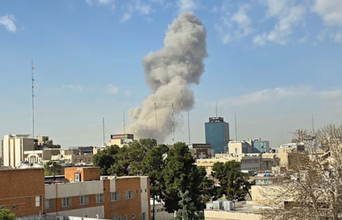 އިސްރާއީލުން އީރާނަށް ވަރުގަދަ ހަމަލާތަކެއް ދީފި: މެދުއިރުމަތީގެ މަޝްރަޙު ނުތަނަވަސްވެ ކުއްލި ނުރައްކަލުގެ ހާލަތު އިޢުލާންކޮށްފި