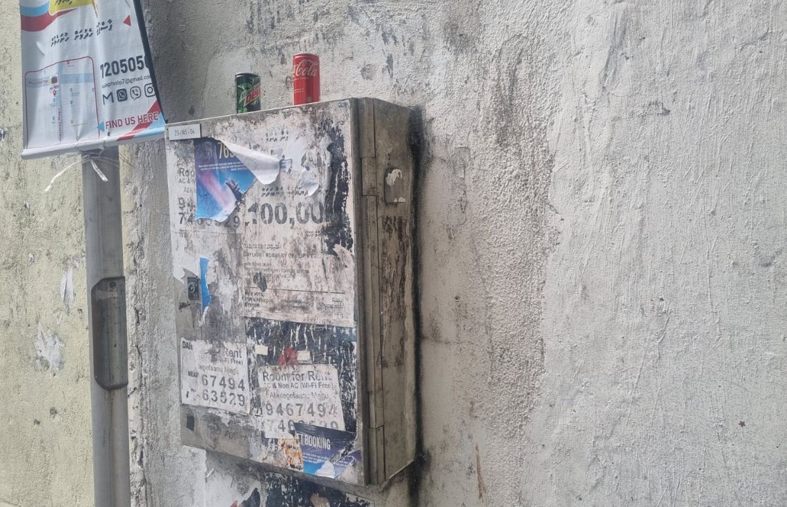 ކަރަންޓު ޑިސްޓްރިބިއުޝަން ފޮށިތަކުގައި ޕޯސްޓަރާއި ސްޓިކަރ ހަރުނުކުރުމަށް ސްޓެލްކޯ އިން އެދިއްޖެ