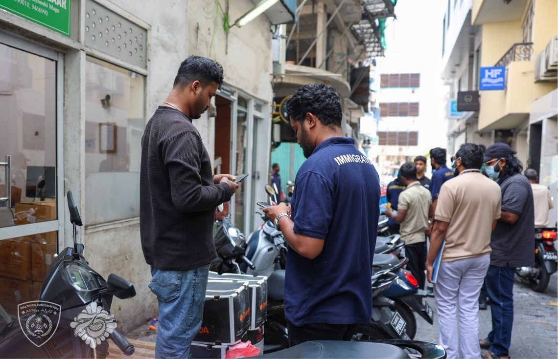 މާލޭގައި ޤަވާއިދާ ޚިލާފަށް އުޅެމުންދިޔަ 2 ބިދޭސީއަކު އިމިގްރޭޝަންގެ ބެލުމުގެ ދަށަށް