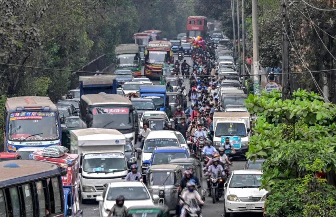 މެދުއިރުމަތީގެ ހަނގުރާމައާ ގުޅިގެން ތެލުގެ ދަތިކަން ކުރިމަތިވެ ބަންގްލަދޭޝްގެ ޔުނިވާސިޓީތައް ބަންދުކޮށްފި