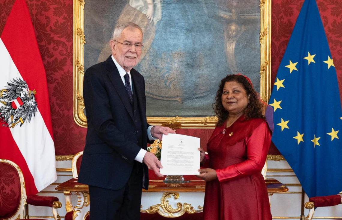 އޮސްޓްރިއާއަށް ކަނޑައަޅާފައި ހުންނަ ސަފީރުގެ ފަތްކޮޅު އަރުވައިފި