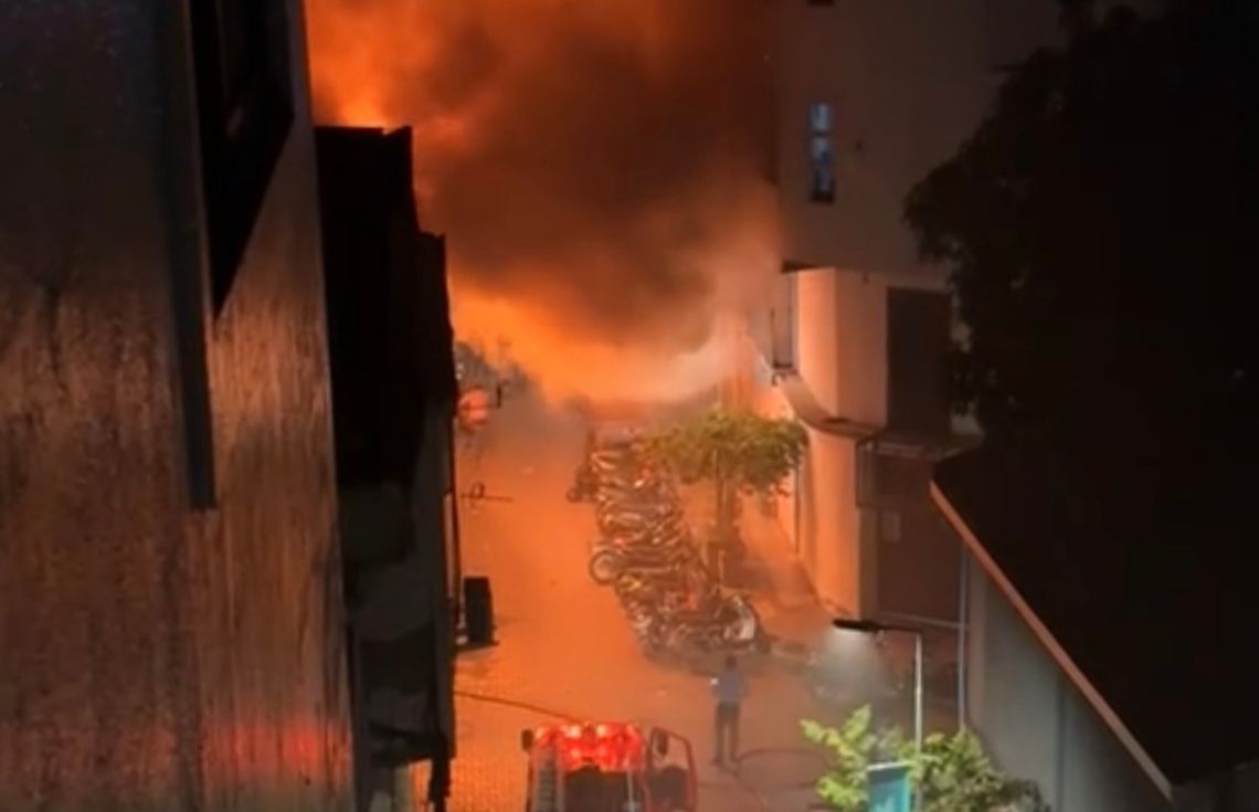 މ. ޠައިބާ މިސްކިތް ކައިރީގައި ހުރި ގުދަނެއްގައި އަލިފާން ރޯވެ އަނދަނީ