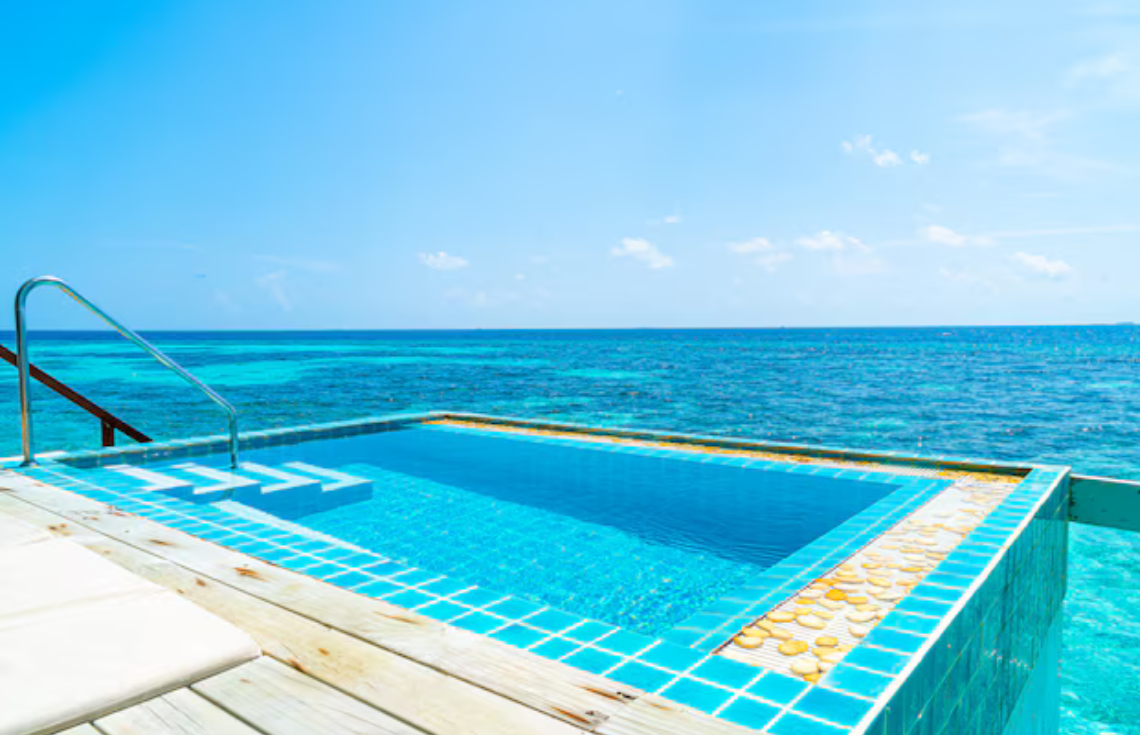 ރިޒޯޓެއްގެ ޕޫލަށް ގެނބިގެން ދިވެހި ކުޑަކުއްޖަކު ނިޔާވެއްޖެ