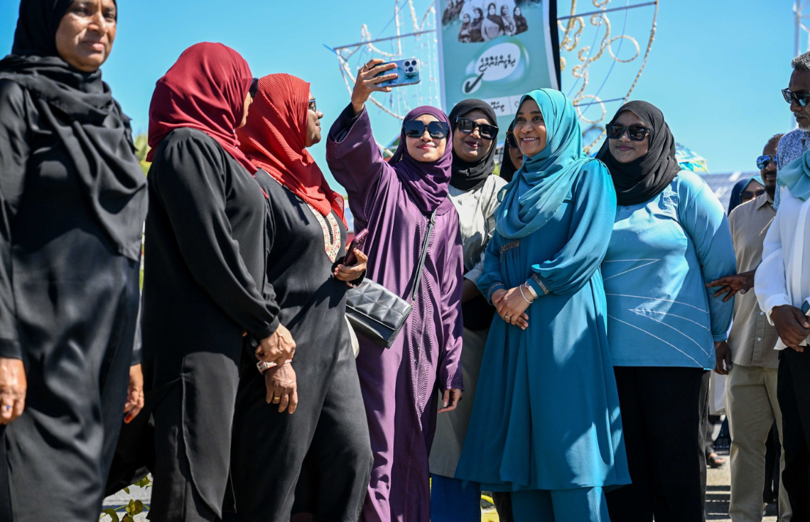 ފަސްޓްލޭޑީ ތިނަދޫ ސިޓީއަށް ޒިޔާރަތްކުރައްވައިފި