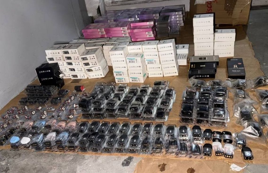 ހުޅުމާލޭގައި ގިނަ ޢަދަދެއްގެ ވޭޕް ސާމާނު ގެންގުޅުނު މީހަކު ޖޫރިމަނާކޮށްފި