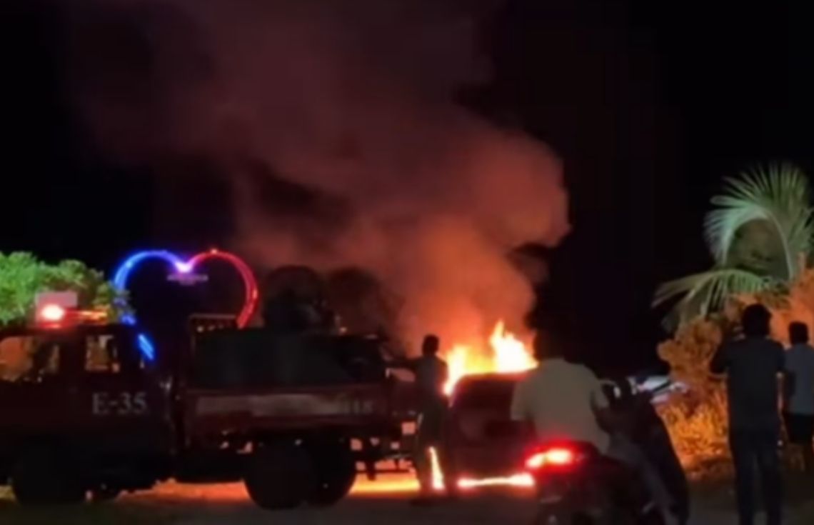 ތިނަދޫގައި ޕާކުކޮށްފައި އޮތް ކާރެއްގައި އަލިފާން ރޯވެ، ބޭނުން ނުކުރެވޭ ވަރަށް އަނދައިފި